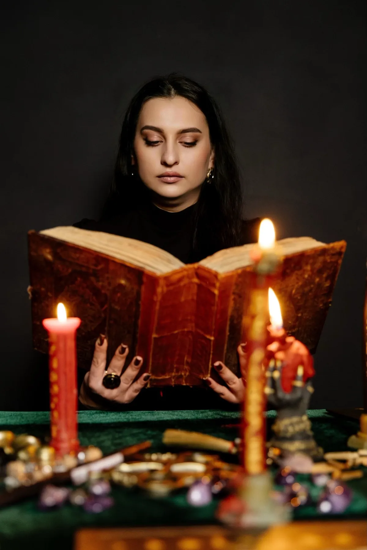 Обряд гадания на Таро — гадалка проводит эзотерический ритуал при свечах